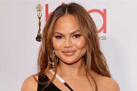 Chrissy Teigen arrives at the 2022 Hollywood Beauty Awards in style