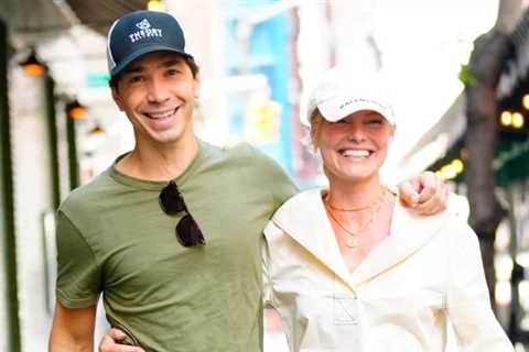 Justin Long and his girlfriend Kate Bosworth beam while strolling through NYC